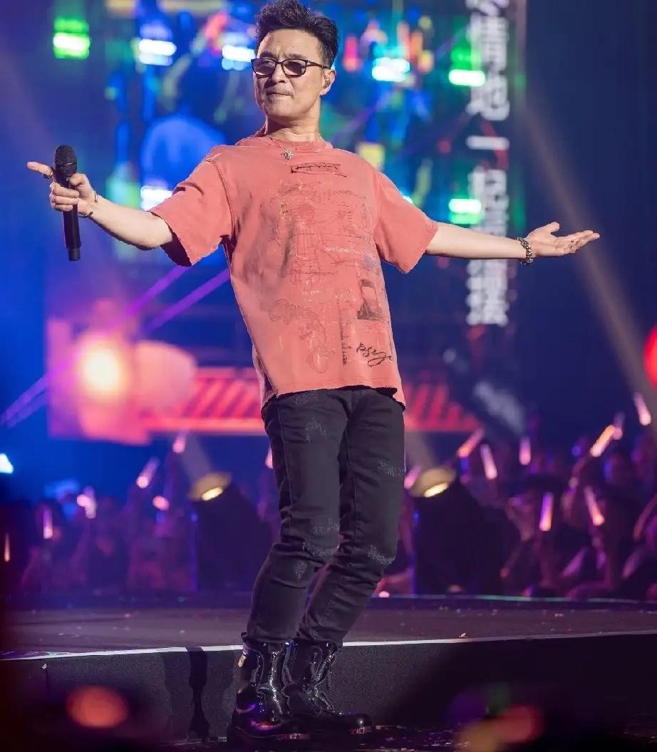 汪峰终于上了一次热搜头版了，
这一次不是因为发布新歌，
而是因为演唱会现场，狠狠