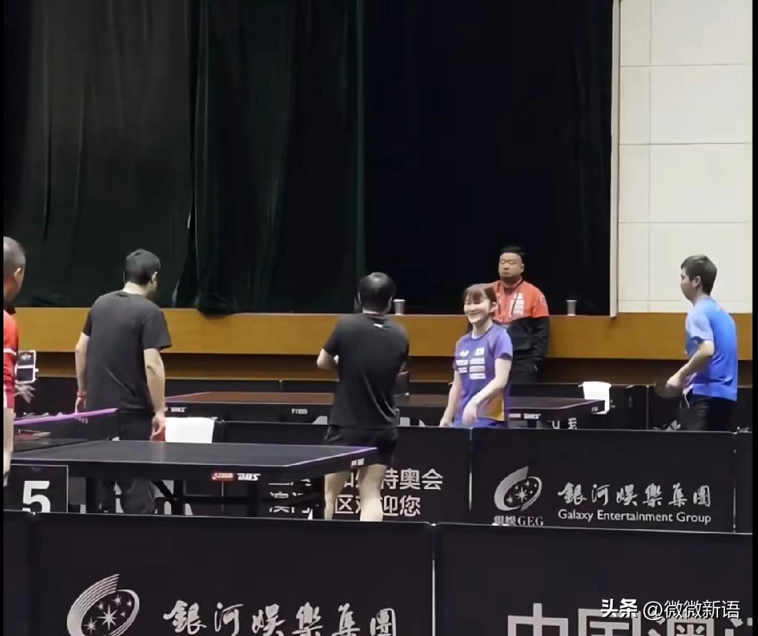 莎莎跟谁都能聊几句。
今天在训练馆训练时，大藤沙月过来找莎莎聊天，这是真的被打服