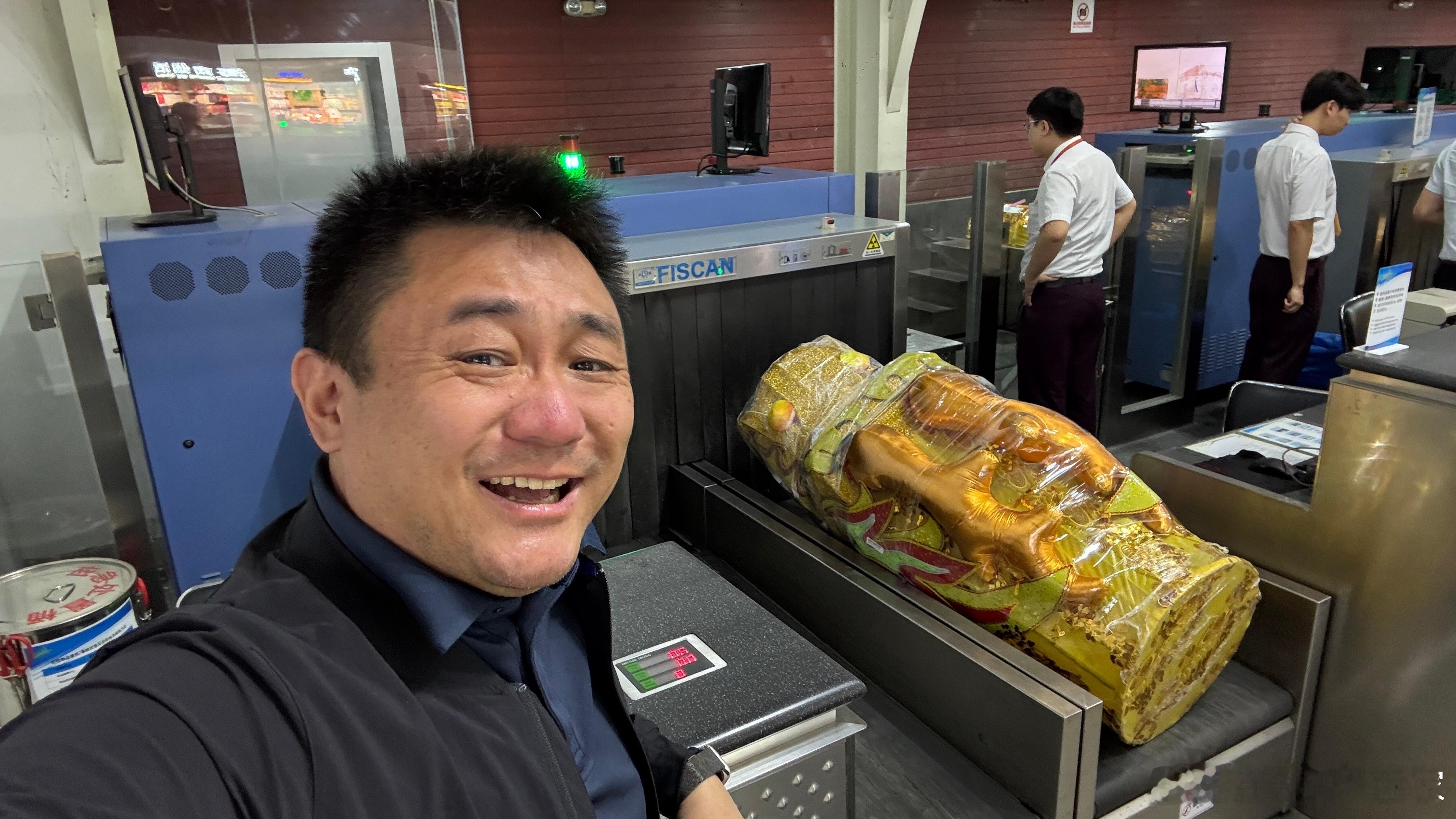 哈哈哈🤣开了眼了！见过飞机托运“龙”的么？今儿就遇到了！NB大了！[憧憬][憧