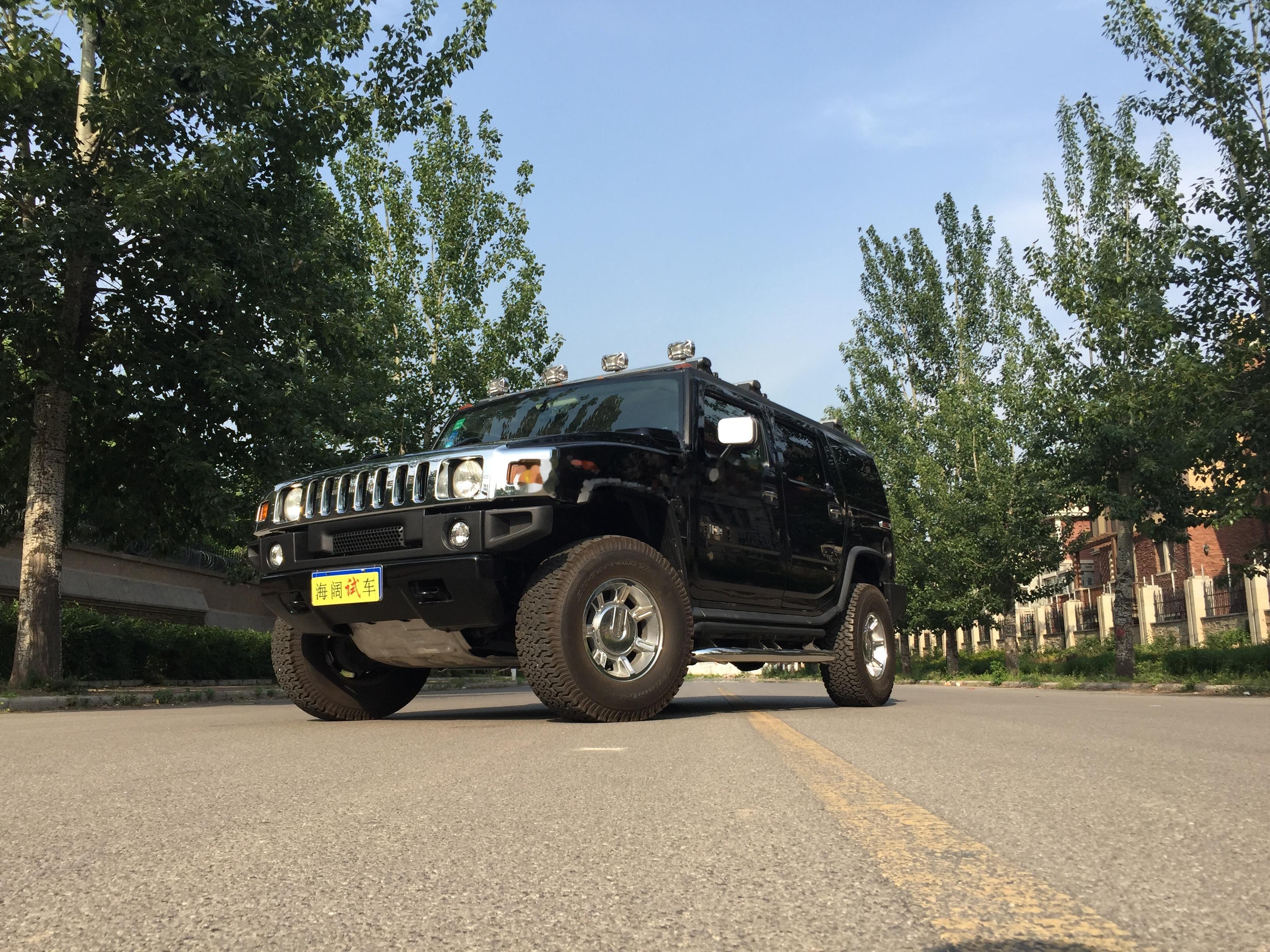 悍马H2，越野差点，公路表现一般，座舱的空间和奢华感受也一般，卖点就是彪悍的外形
