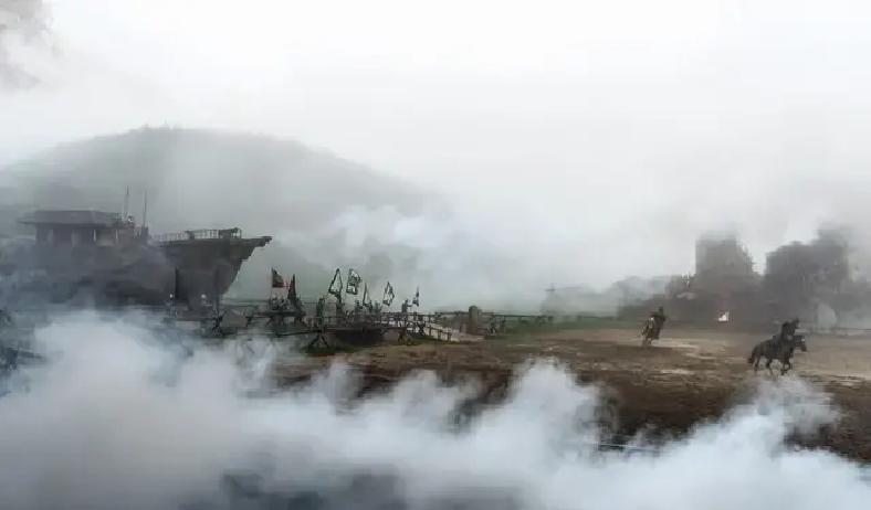 北宋末年，北京大名府梁中书搜刮十万贯民脂民膏，准备给老丈人蔡京贺寿，这批不义之财