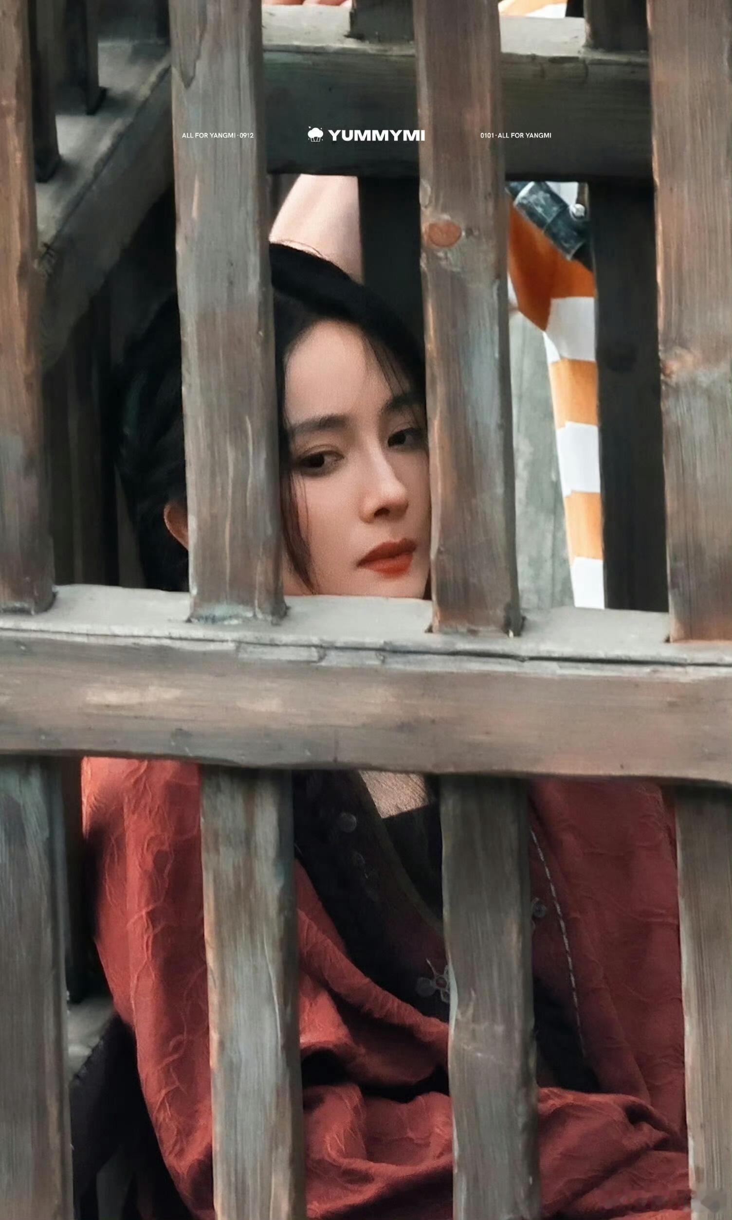 杨幂坐囚车路透美成这样台上一分钟，台下十年功啊，好棒的宝宝