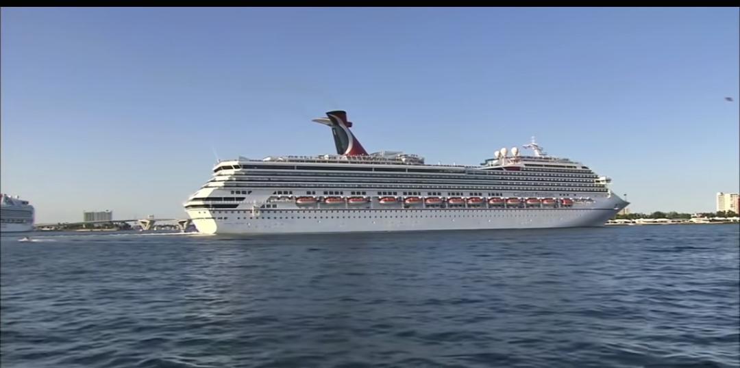 一名中国女性于12月10日在帕尔马.德马略卡登上爱达月光号邮轮，参加地中海线旅行