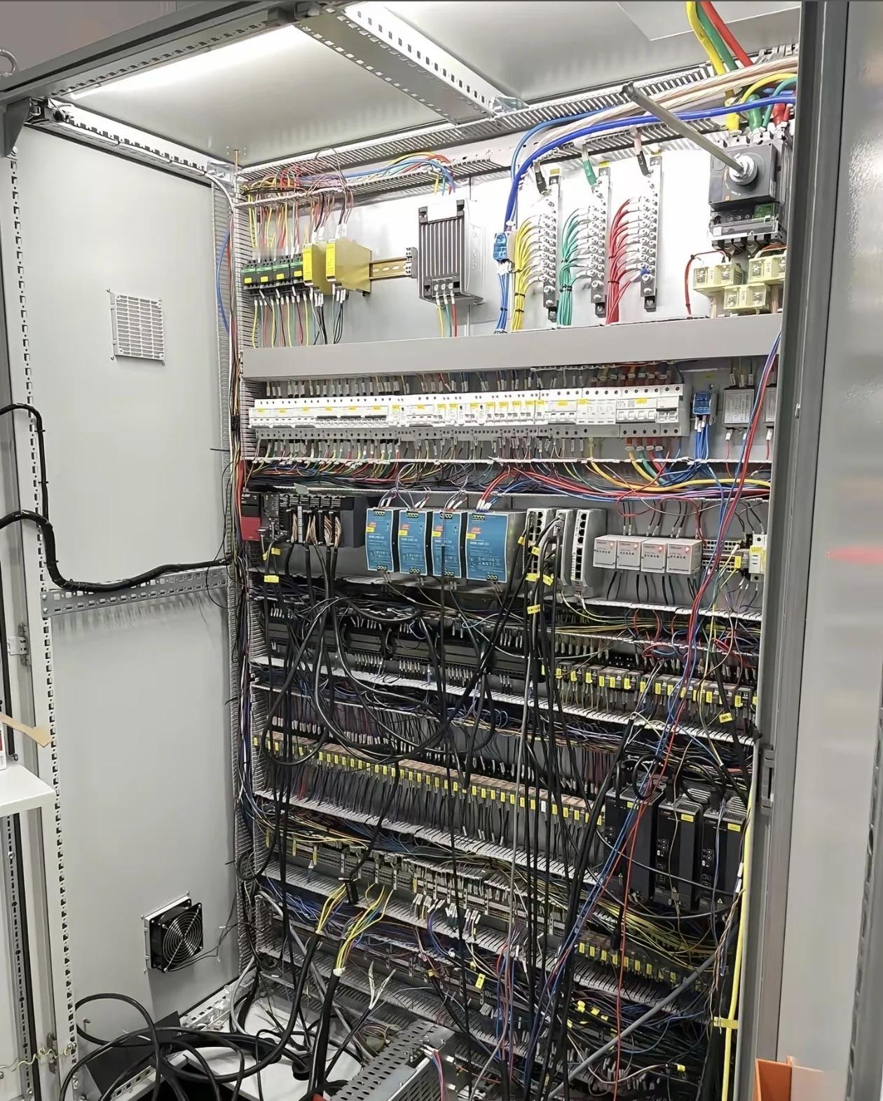 朋友在这家公司干电工班副主管位置快15年了，一月工资10000元左右，正主管位置