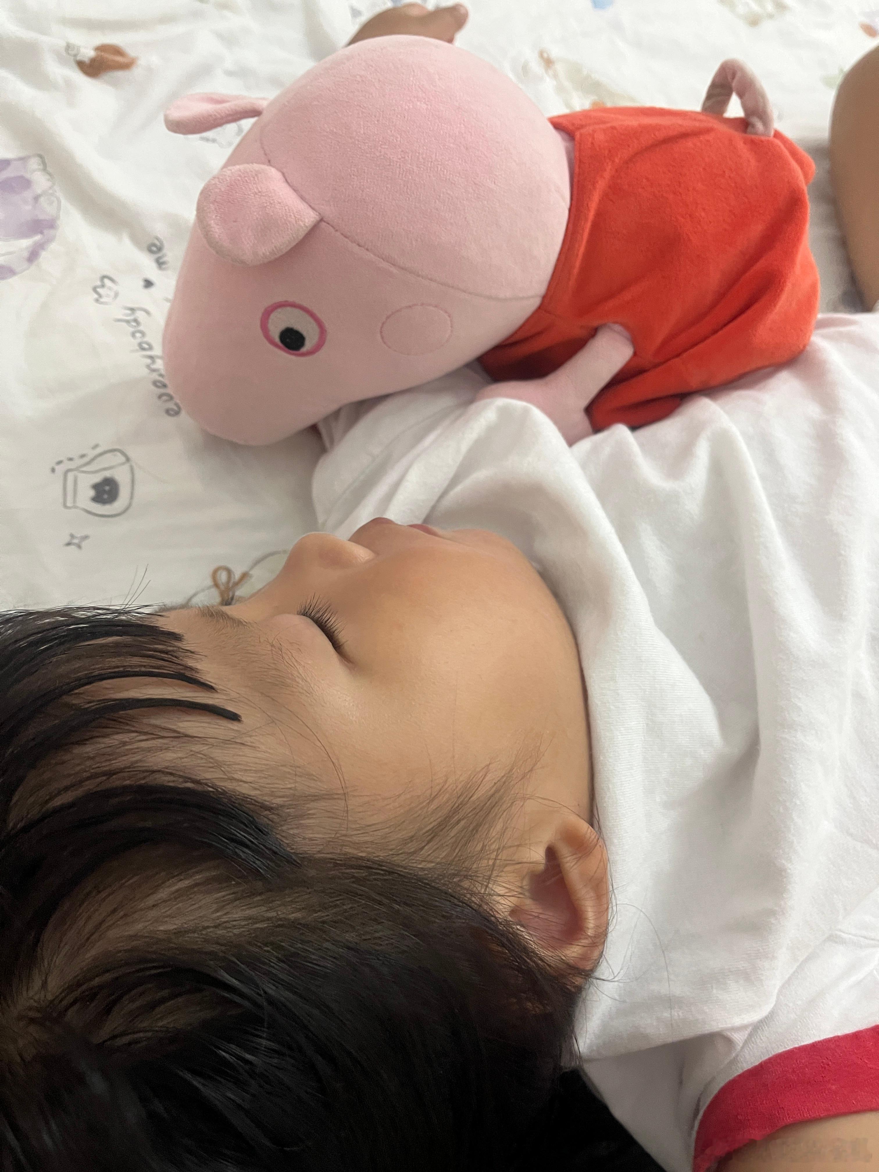 睡了，读完书还说要玩磁力贴，她昨晚搭好的，我让她收起来，方便拖地。气晕了，我说妈