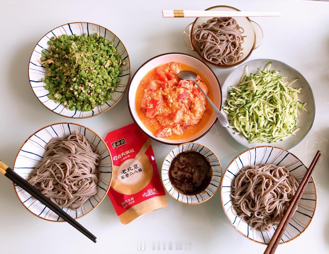 #为啥早餐店里的油条要两根面一起炸# 昨天路过油条摊，破天荒得买了次油条（一根，