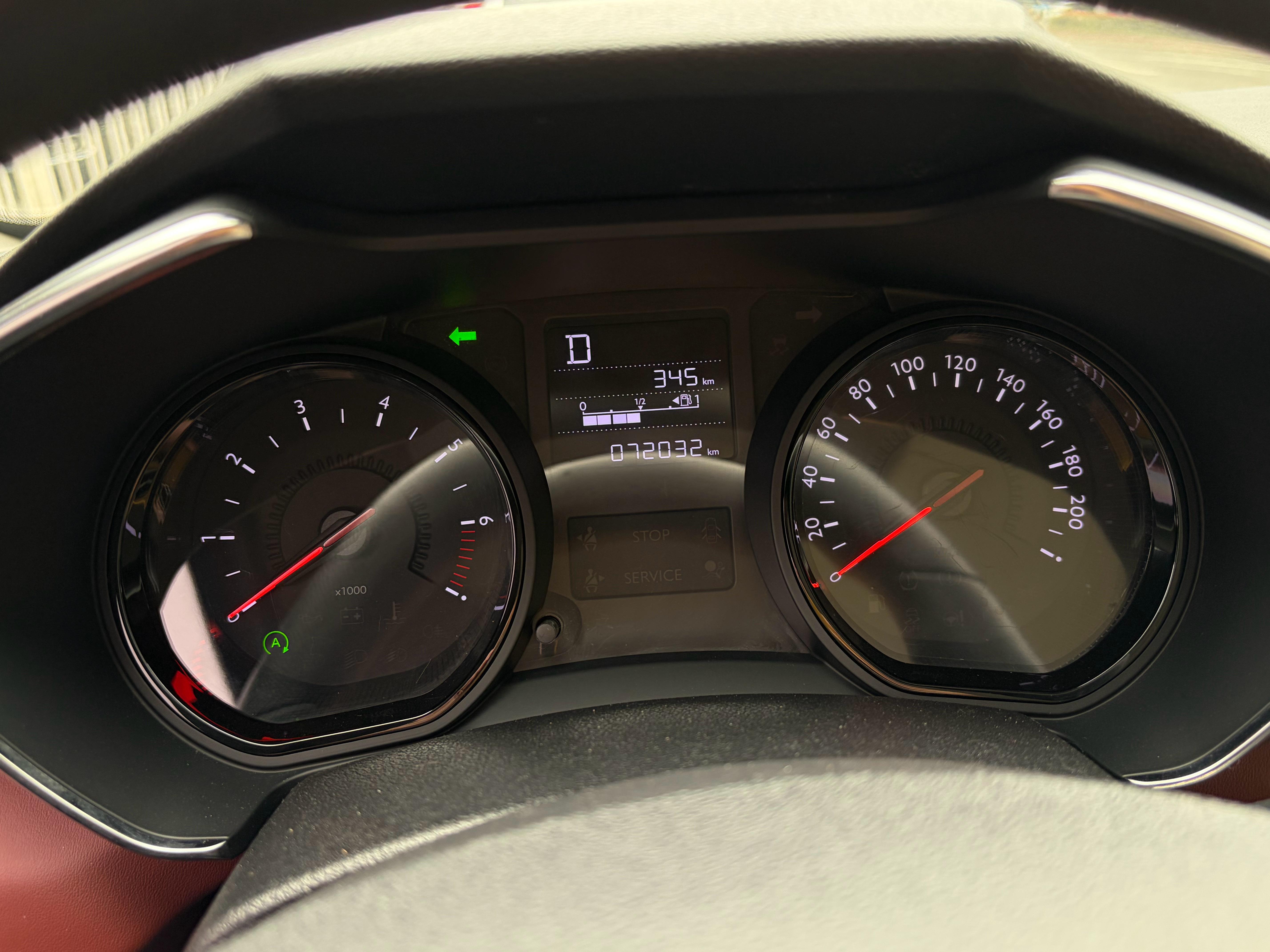 出门看车，今天没开富康，因为没油了C3-Xr 还有很多油，就开它了。 