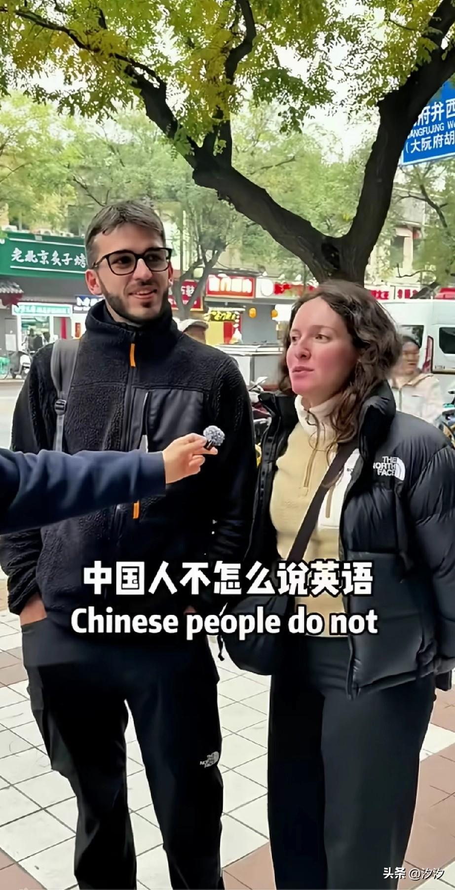 看到一名博主采访意大利情侣的视频，
两个人来到中国进行旅行，
来的时候以为中国比