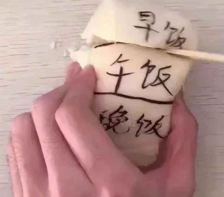 审美积穷 好好活着，每天都会有新的打击[二哈][二哈] ​​​