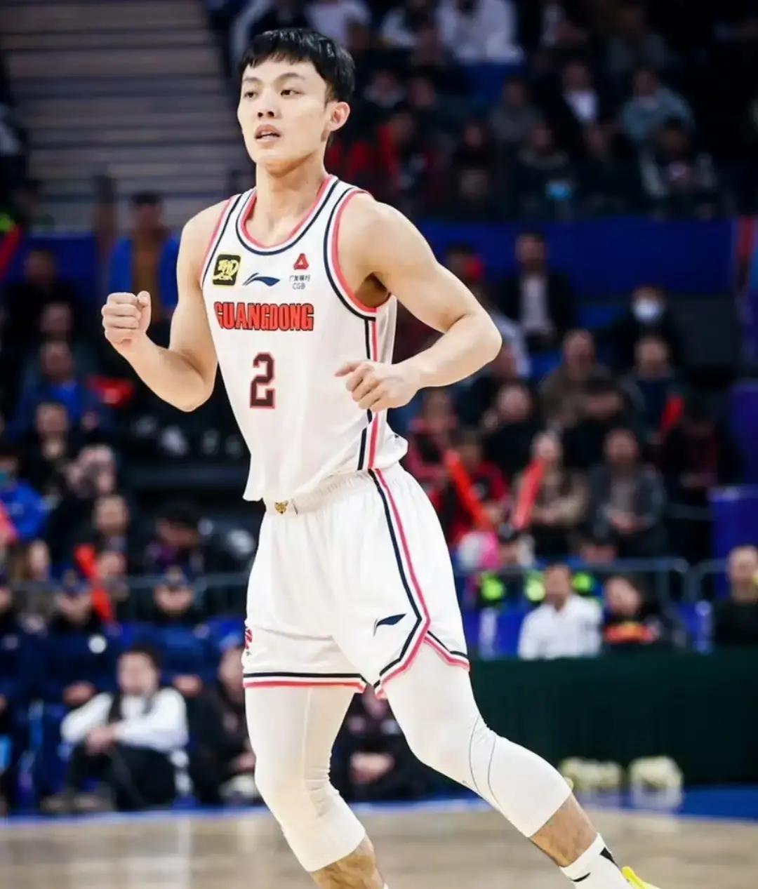 广东五连胜，最大功臣萨林杰，其实一分钟中锋都没打。
 
你发现没？杜锋悄悄撤下了