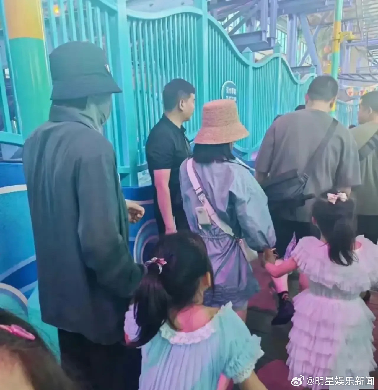 #张杰把女儿扛在肩上#张杰的体力真的是一个迷，感觉他都不会累的，连开了8场演唱会