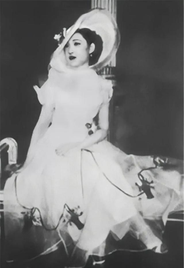 民国乱世，情爱如风。张学良与赵一荻的相守，跨越半生幽禁，始于一场舞会惊鸿一瞥。世