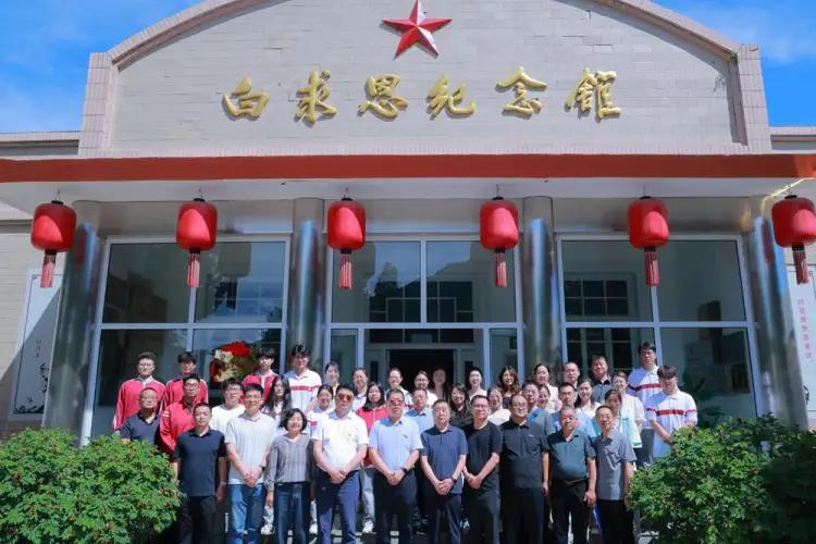人民热爱共产党
我一直不能忘怀的，是那年在五台靠近河北的村子去瞻仰白求恩纪念馆和