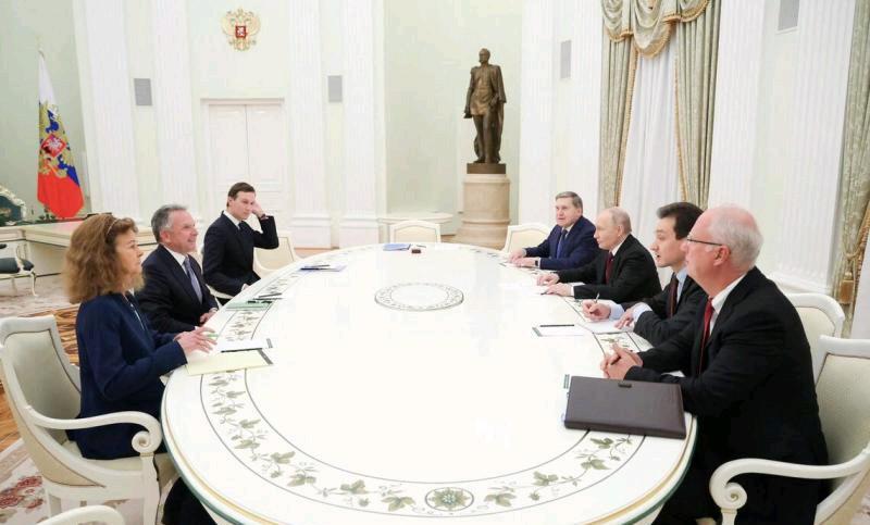 俄罗斯总统普京与美国总统特朗普的特使们在莫斯科进行长达五个小时的谈判，直至午夜之