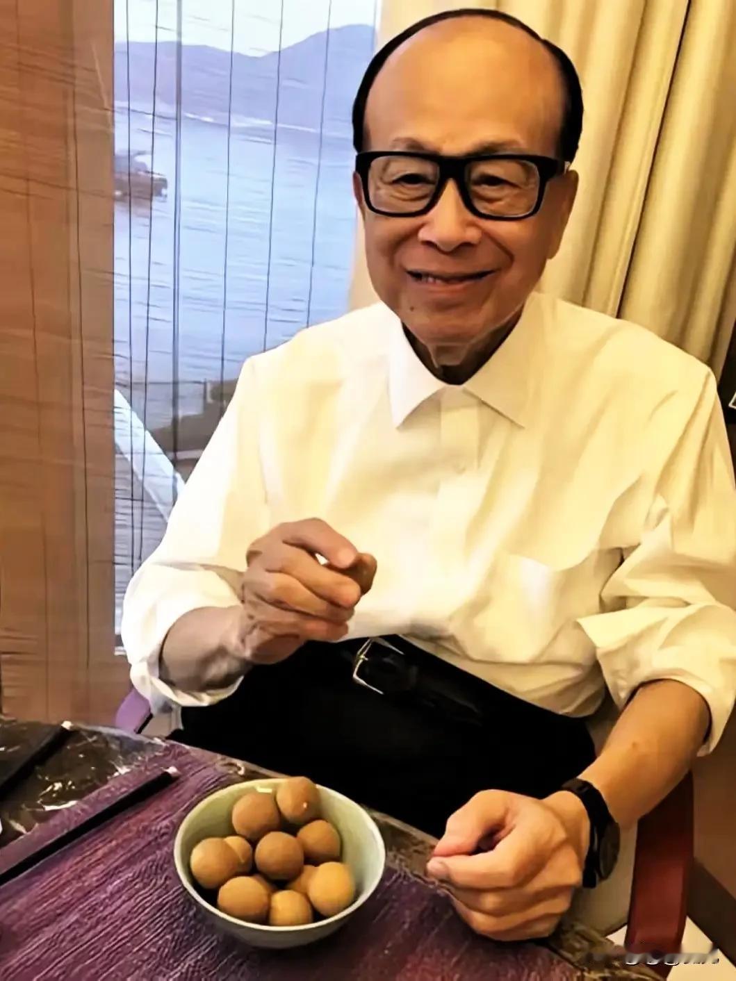 香港大埔宏福苑大火后，李嘉诚基金会以8000万港元领衔捐助，成为目前捐赠力度最大
