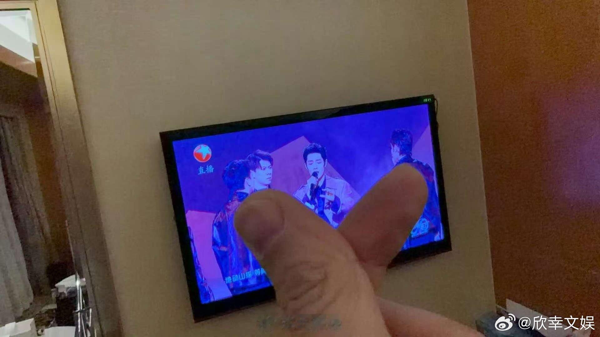 王彦霖对肖战比心王彦霖也看了肖战跨晚王彦霖也看了肖战跨晚，对肖战比心，