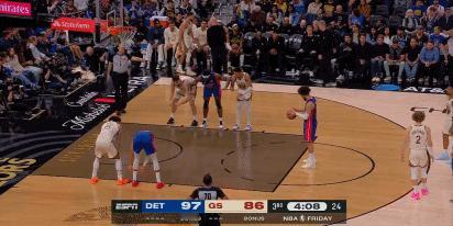 勇士官方：库里右膝酸痛退出第四节比赛！在第三节后半段，库里腿部不适被换下后返回了