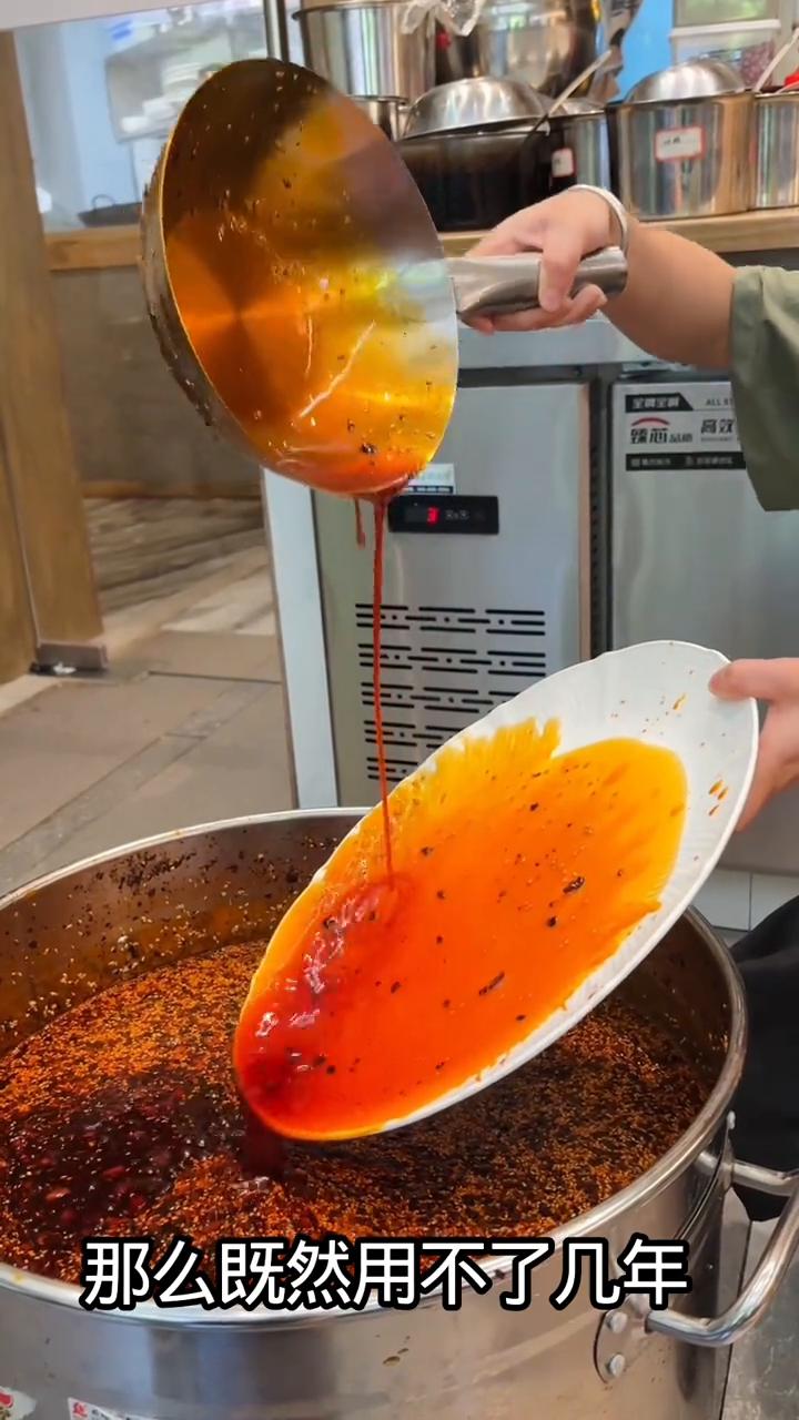 红油制作教程。
什么？你们在红油里面加了冰糖、蜂蜜、盐，那红油不就报废了吗？红油