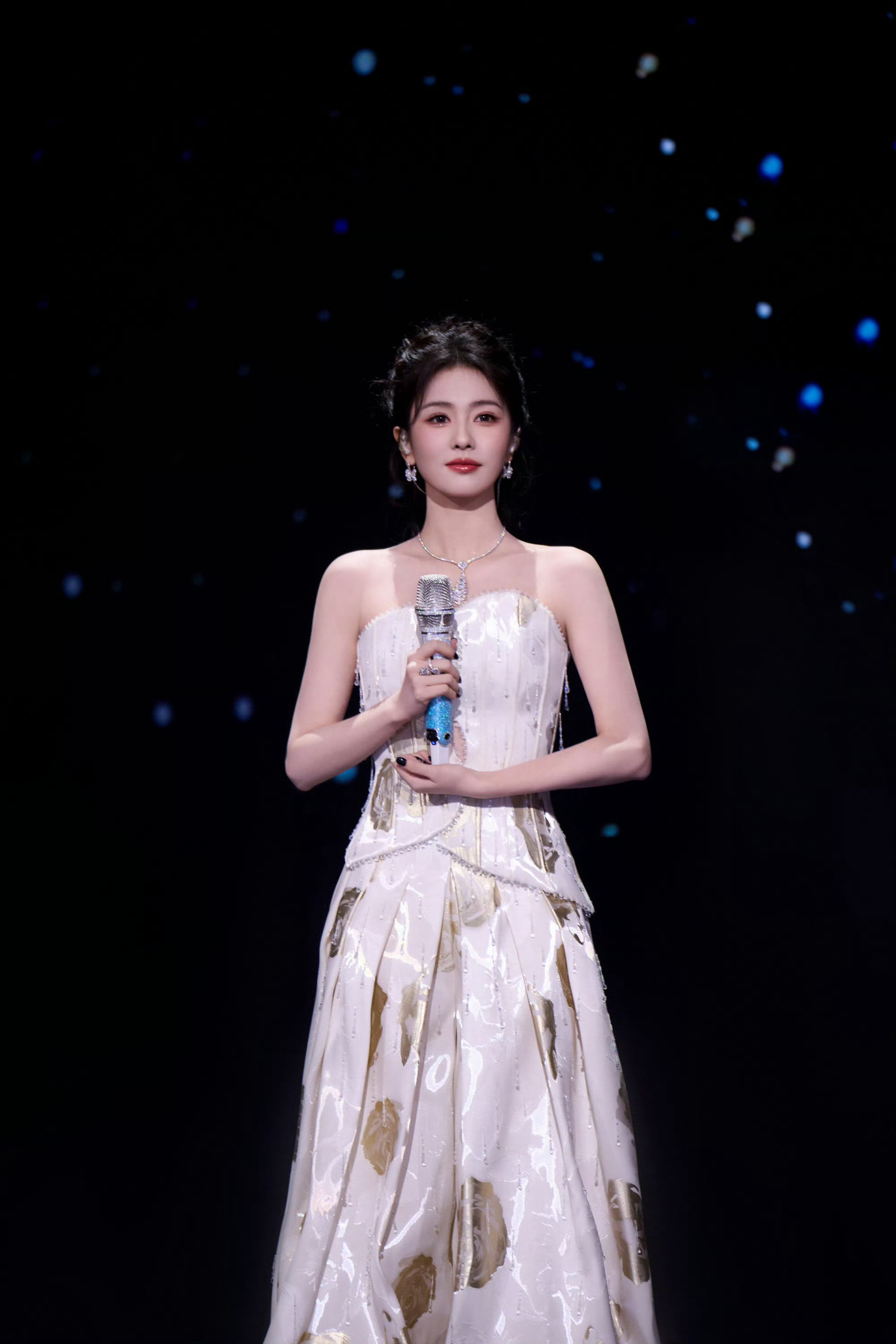 恭喜演员白鹿荣获2025尖叫女演员，白鹿要永远走花路🫶🏻 