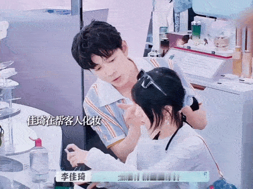 李佳琦输出担当文俊辉翻译担当这一期巴黎合伙人遇到了韩国顾客，李佳琦➕文俊辉的含金