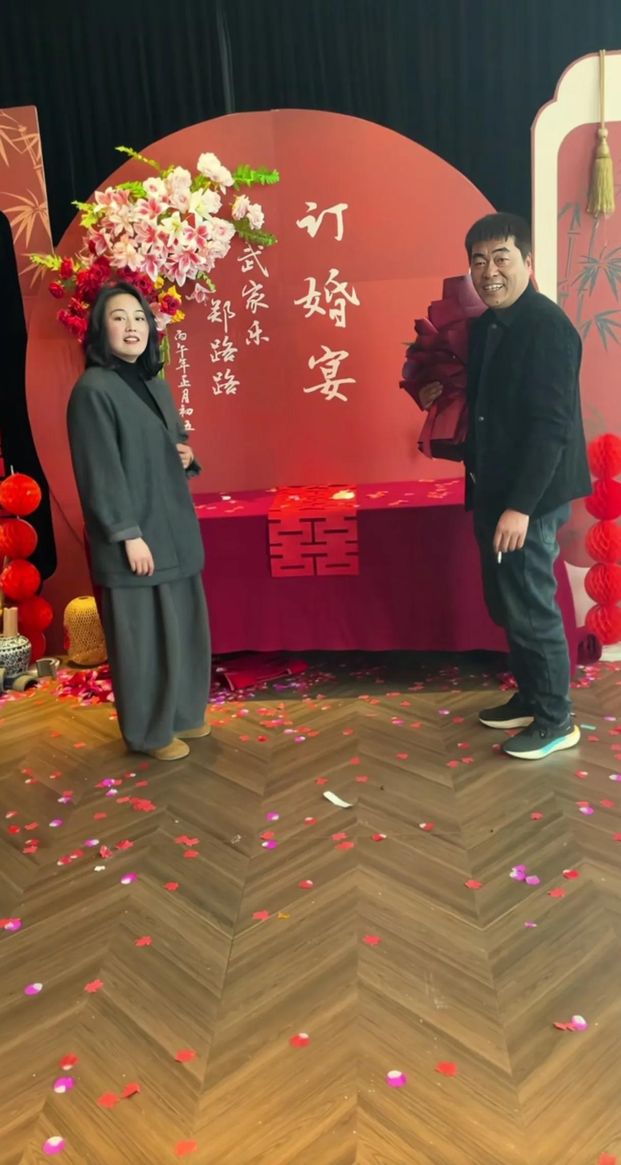 又一对新人订婚了，女人很美，优雅大方，把男人高兴的都合不拢嘴。