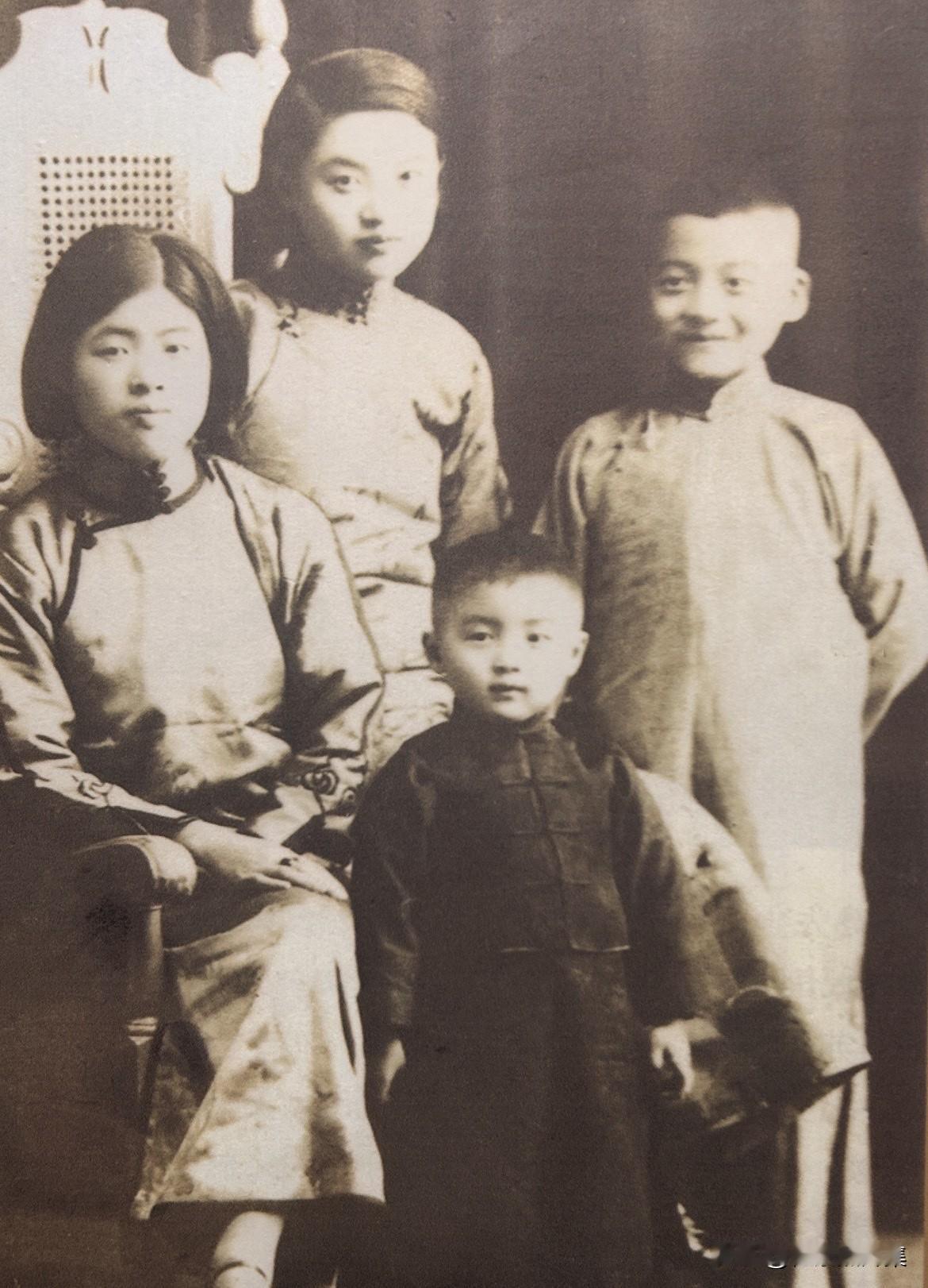 1934年，邓稼先姐弟四人摄于北平，右起依次为：邓稼先、邓槜先、邓茂先、邓仲先（