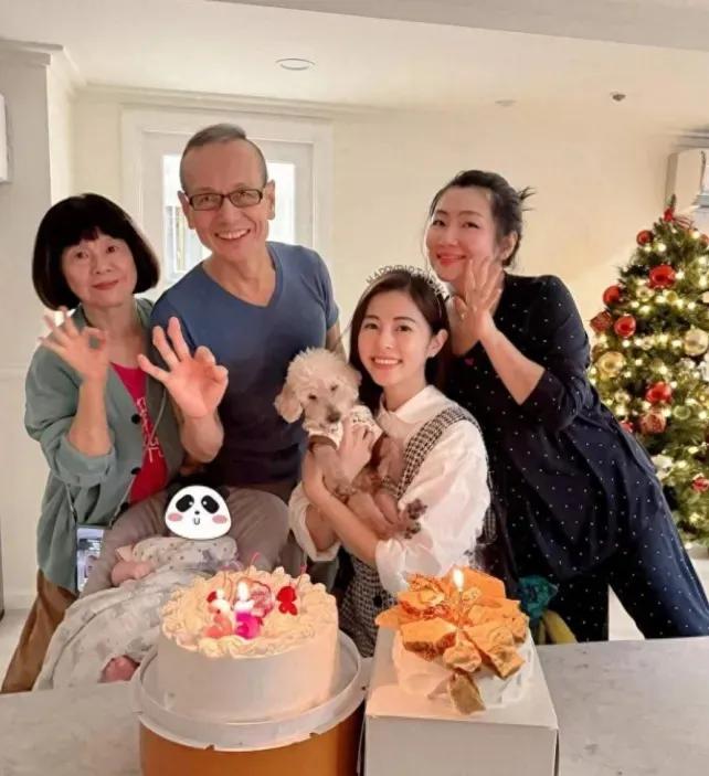 任家萱在生日当天与家人团聚，分享全家福庆祝妹妹的生日，温馨又幸福！

任家萱在社