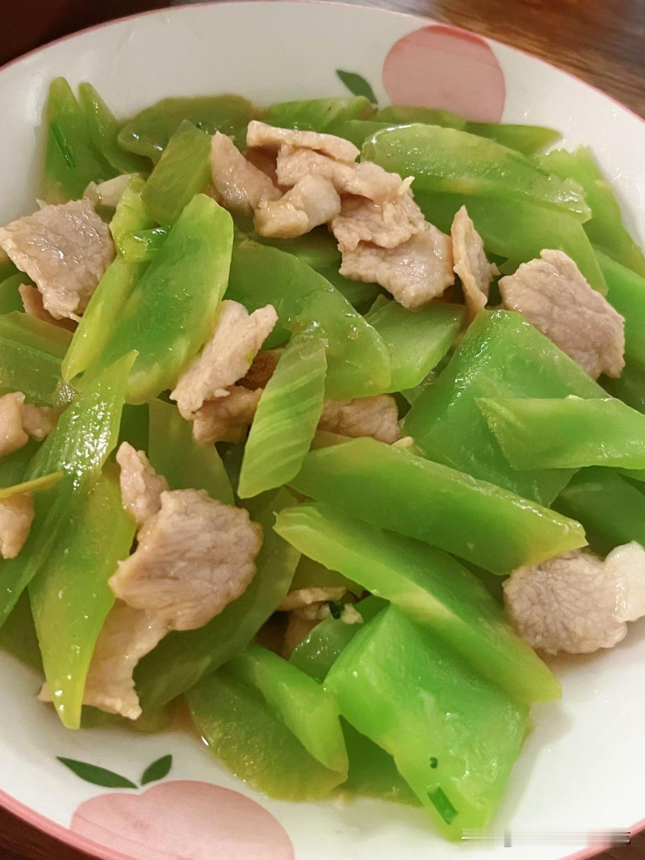 发现没有，炒菜的人一定会等所有人上桌才吃饭的，但是不炒菜的人不一定会等炒菜的人上