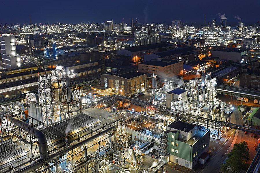 在德国工业神坛路德维希港，巴斯夫工厂的裂解炉还在800℃里烧着天然气，对着上万张