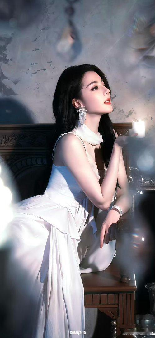 迪丽热巴荷叶边白裙迪丽热巴荷叶边白裙造型，人怎么可以漂亮成这样！ 