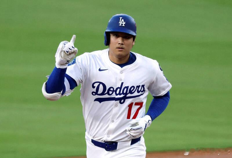 【疑似偷拍 大谷翔平 妻女及爱犬现身球场画面走红 网友怒斥“私生饭”】海外新鲜事