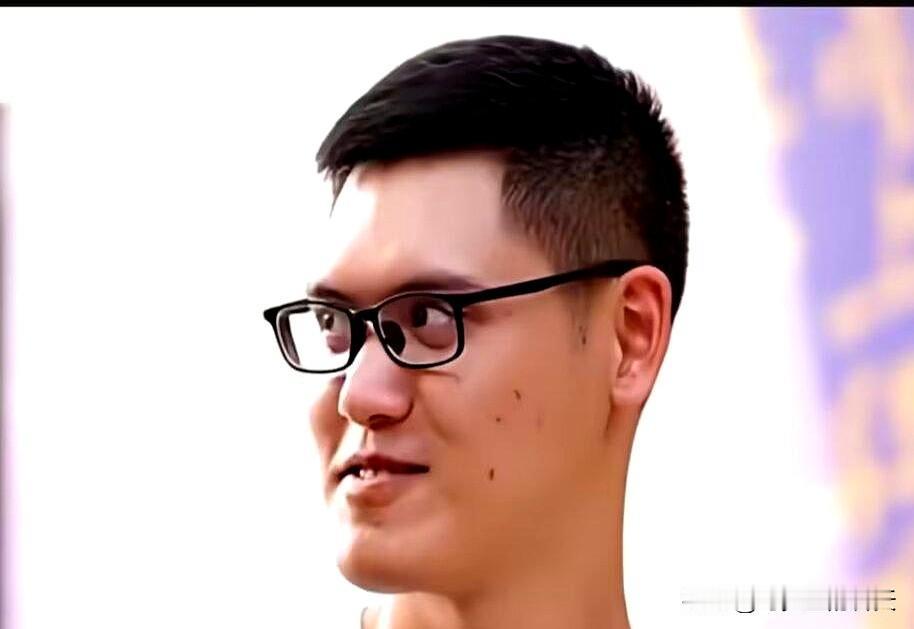 相亲这回事，有时真像一面照妖镜。
李春，做销售的，月薪8000，嘴上却要找长相漂