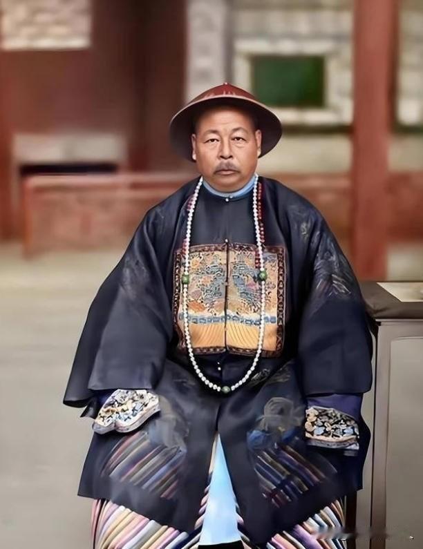 1881年，69岁的左宗棠娶了17岁的章怡为妾。洞房花烛夜，章怡慌忙拭去眼角的泪