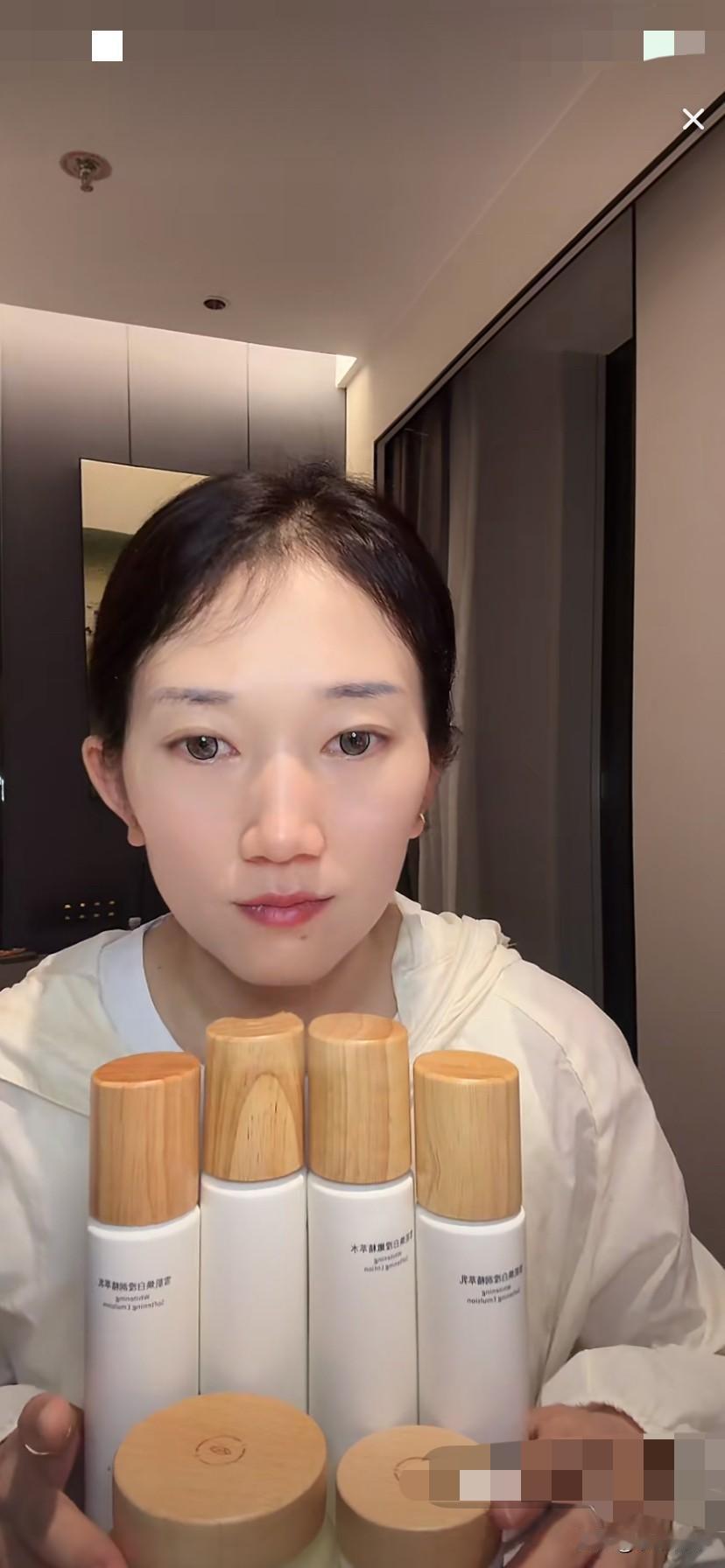 果真林丽昨天直播卖货！抓住了这波流量！
趁着这波热度，大家都支持她，同情她的遭遇