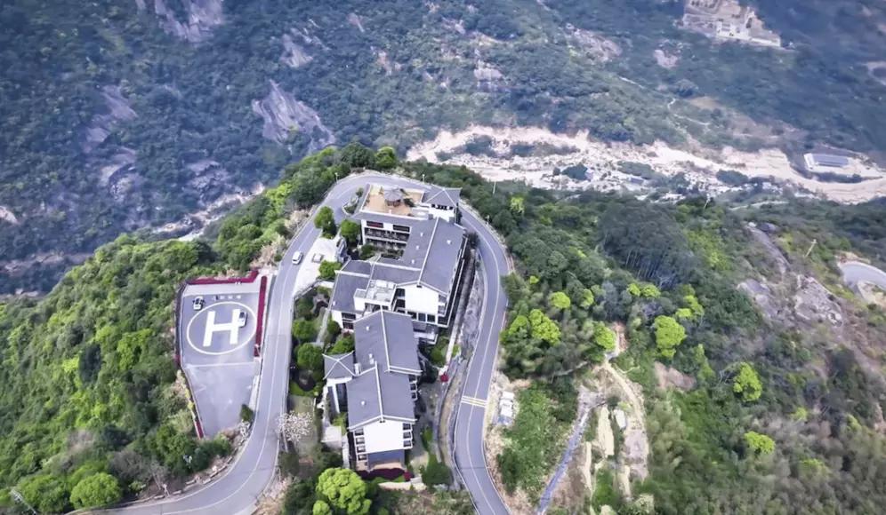 砸3亿！福建山顶惊现私人“王国”，飞机出入，坐拥全城视野！
 
刷到这栋福建宁德