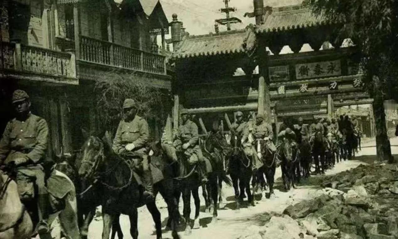 1945年8月，日军宣布投降后，12名日军逃窜到了辽宁太平房火车站躲避。没想到的