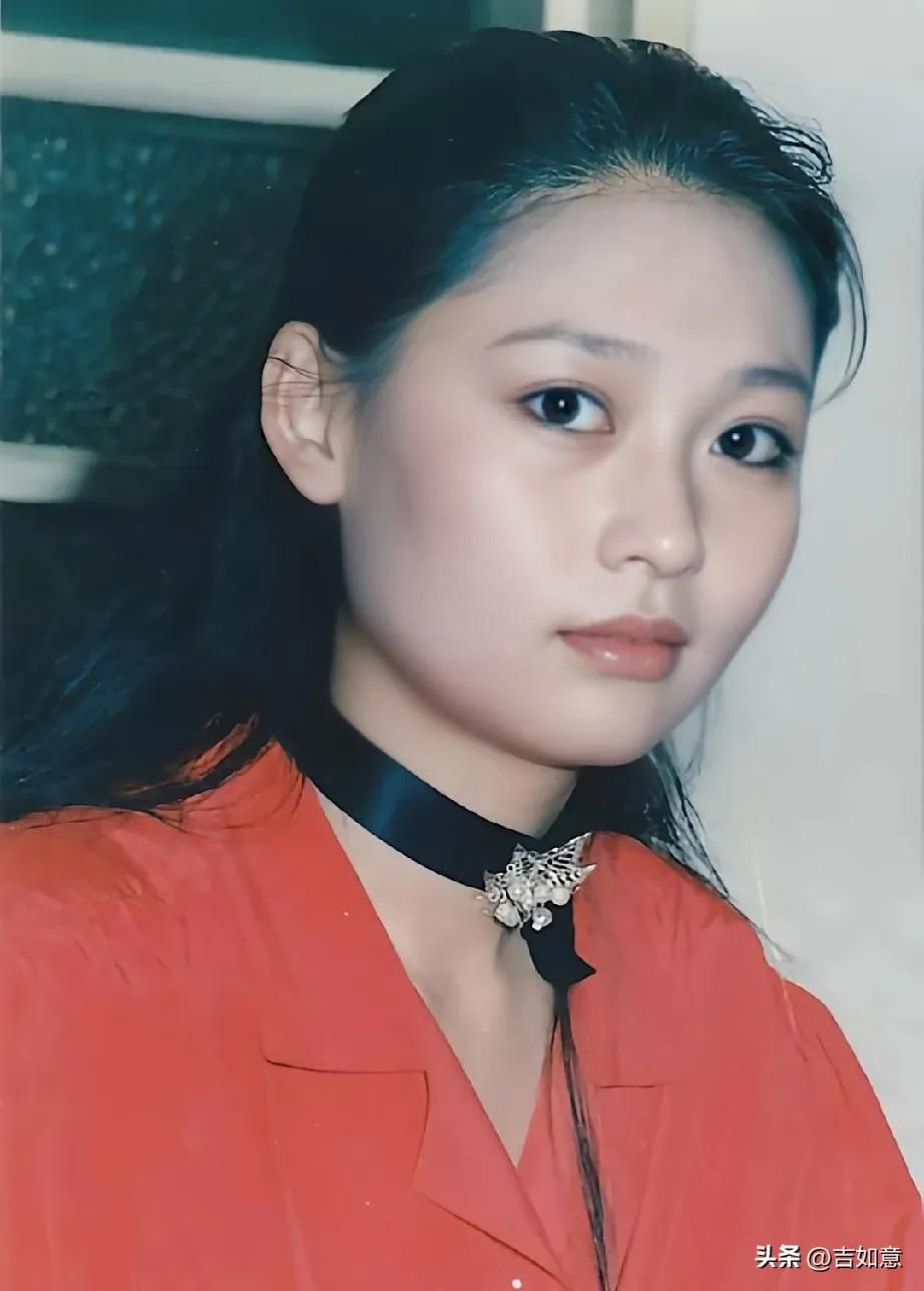 好久没见潘婕演戏了，今天一搜，被她的亲情网惊到了:
父亲潘锦元，八一电影制片厂的