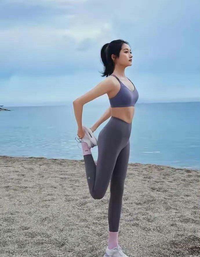 关晓彤在内娱那可真是少见的纯天然大美女啊，就是感觉少了那么一丢丢味儿。