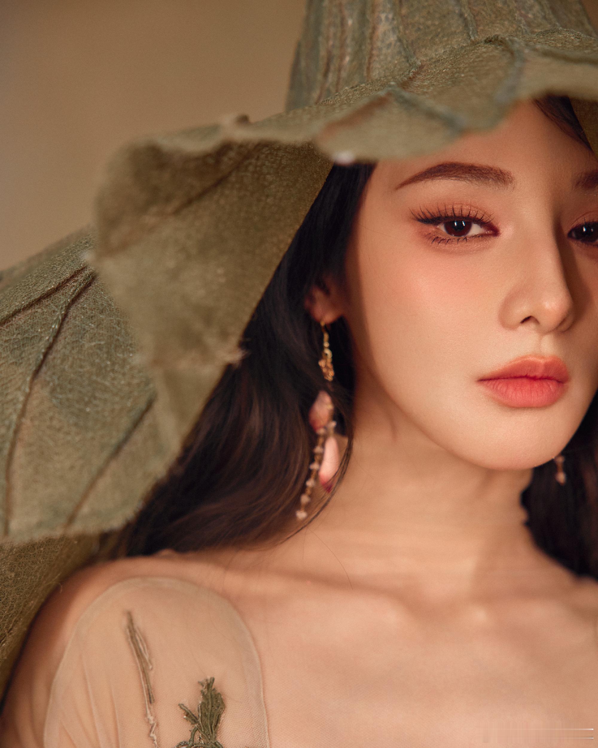 彭小苒深V开到肚脐 彭小苒身着肤色连体裙亮相，那深V设计简直绝了，一路开到肚脐，