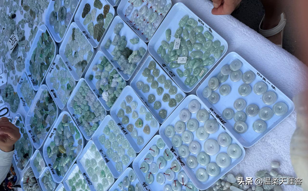 路边地摊玉挂件，别按商场折扣思路谈；本质大多是岫玉、玻璃、石英岩、阿富汗玉，很少