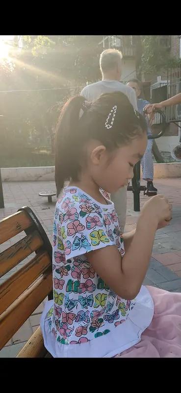 心碎一幕！河南妈妈离婚半年偷偷探望4岁女儿，看到的画面让无数人泪目
在河南城郊，