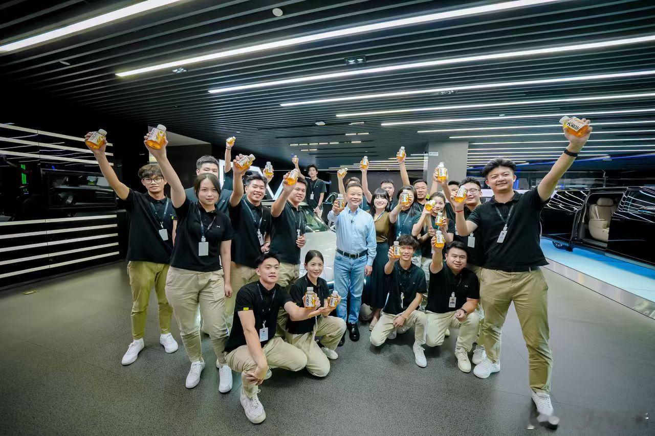 何小鹏深夜探班P7用户试驾送大麦茶 全新小鹏P7真车圈是顶流啊！首日试驾就爆火，