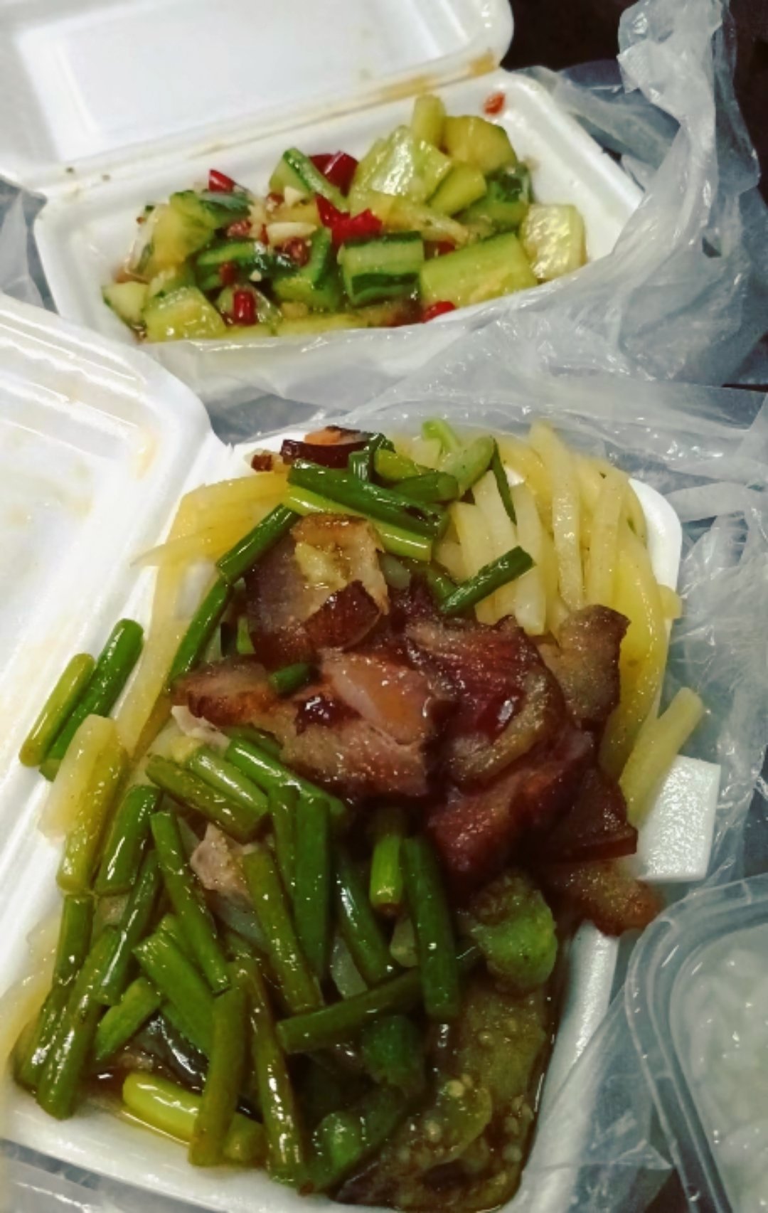 可怜我今天加班到八点 看见首页都在晒美食 就我一个人在单位吃得那么素