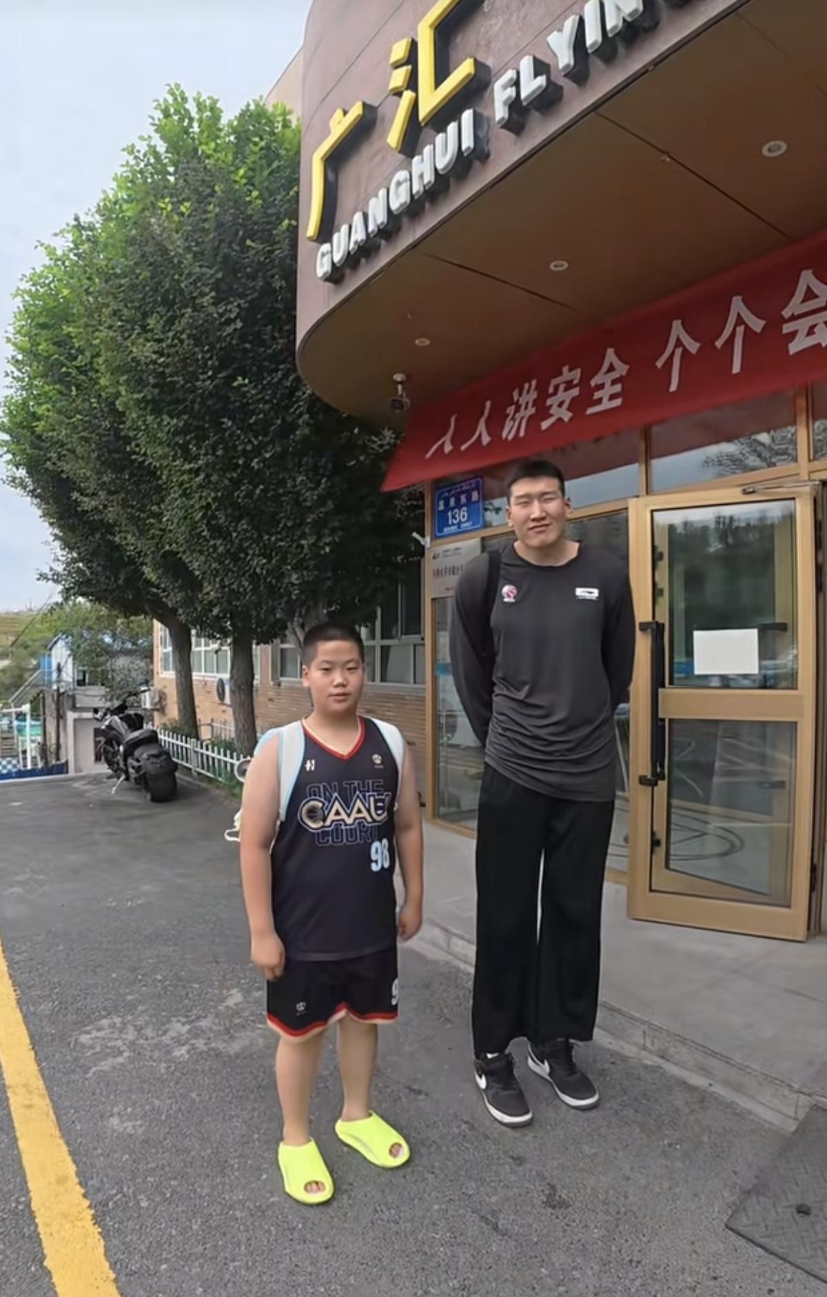 今日，有新疆球迷在新疆广汇男篮俱乐部门前，偶遇新疆男篮球员李炎哲。于是他急忙催促