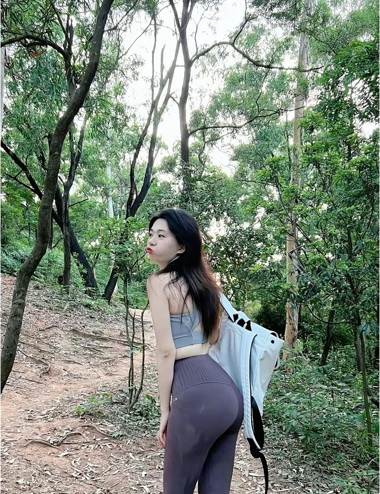 这种“运动内衣+紧身裤”的组合，确实是城市周边轻徒步的常见穿搭。

它的亮点在于