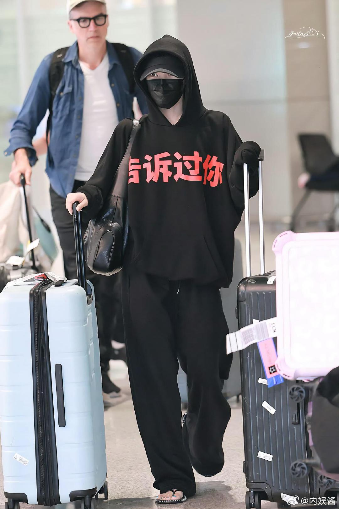 宁艺卓衣服上的中文宁艺卓这机场造型也太飒了！“告诉过你” 卫衣自带拽姐滤镜，一身