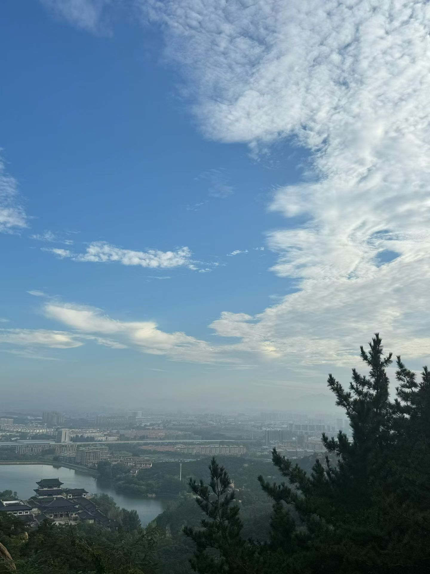 来这个世界是来玩的 来体验的。所以不要太把别人的事情当真。要好好爱自己，要和祝福