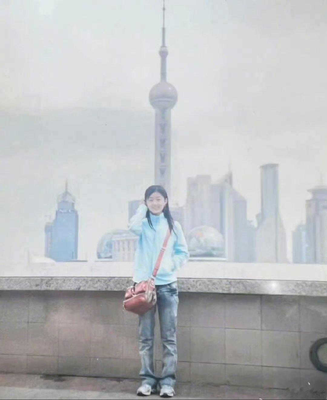 赵丽颖东方明珠合照对比 🈶曾经的女孩，现在的女王[抱一抱] 