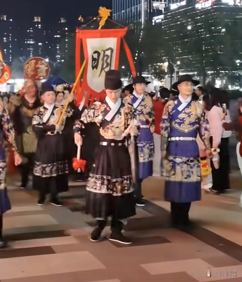 明朝也好，清朝也罢，皆已成为历史。历朝历代与当今社会，确有本质之别。古代实行皇权