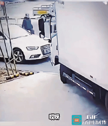 老太太她拿的毫不犹豫，而且还是得心应手、自然流畅，还滑溜的很。
开车的司机看到少